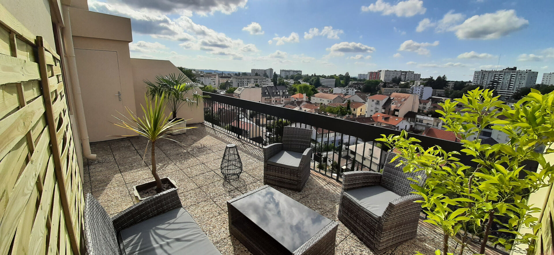 PEYROULET - T1 LOUÉ MEUBLÉ TERRASSE-BALCON-PARKING