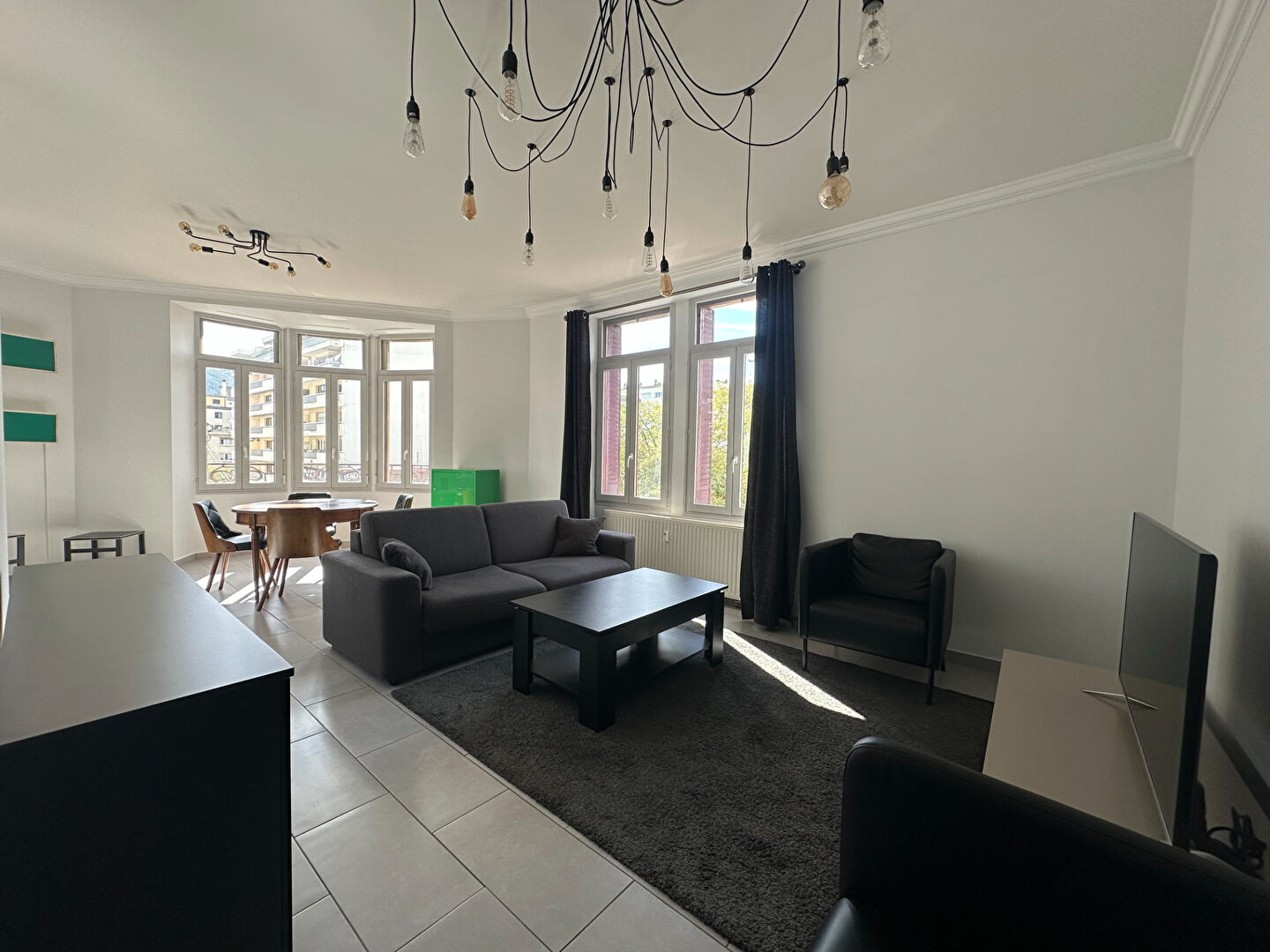 ANNEMASSE CENTRE  - Superbe appartement  T4 transformé en T3 de 81 m² rénové avec cachet