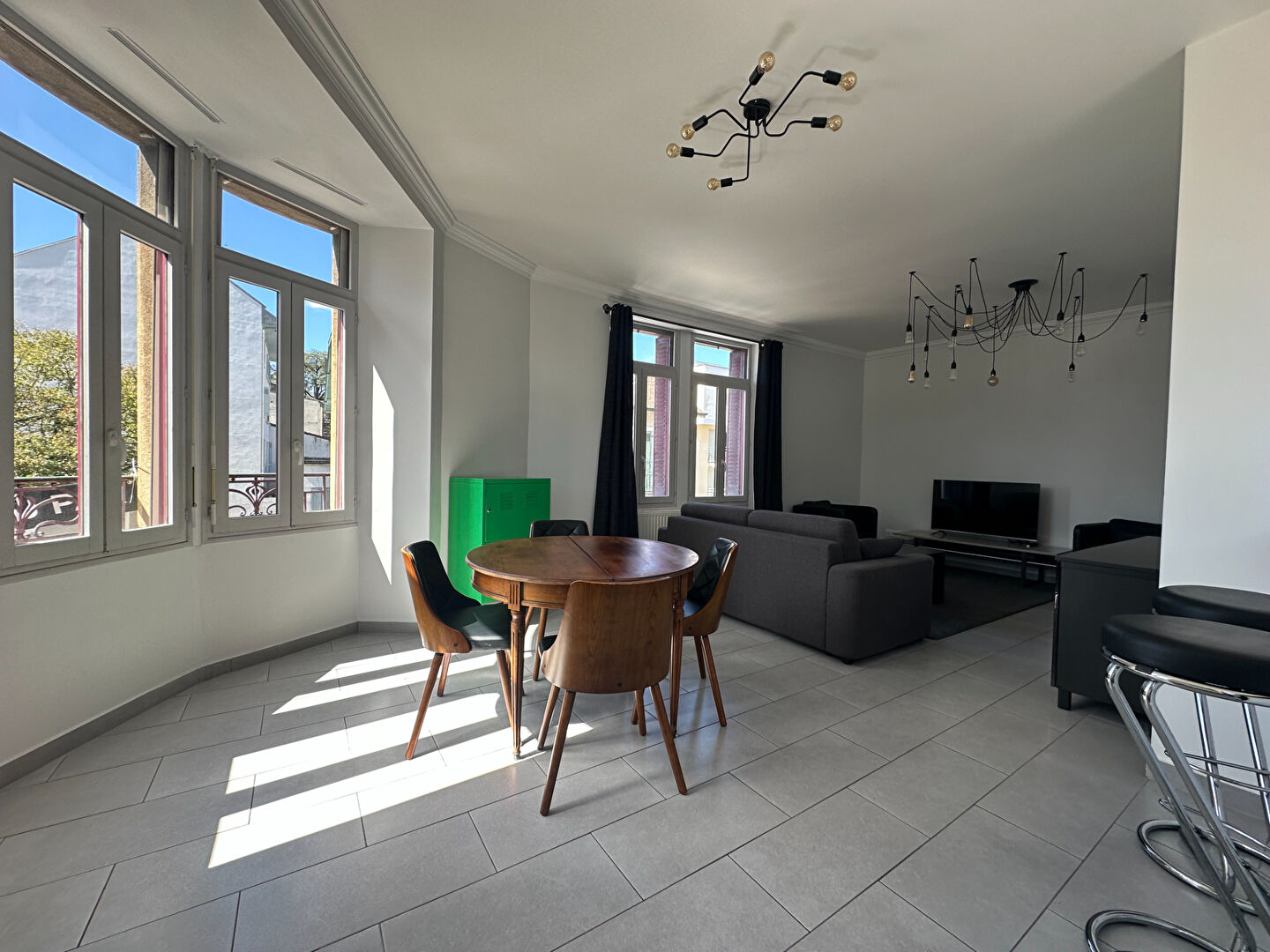 Photo ANNEMASSE CENTRE  - Superbe appartement  T4 transformé en T3 de 81 m² rénové avec cachet image 2/6