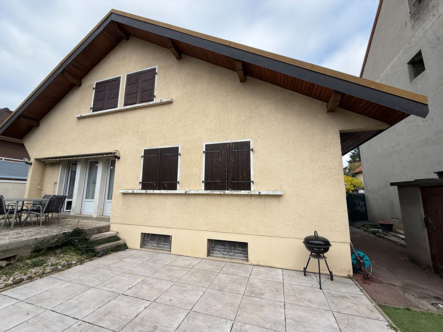 A vendre à AMBILLY, au pied du TRAM, Maison individuelle de 4 pièces de 98,53 m² surface utile.