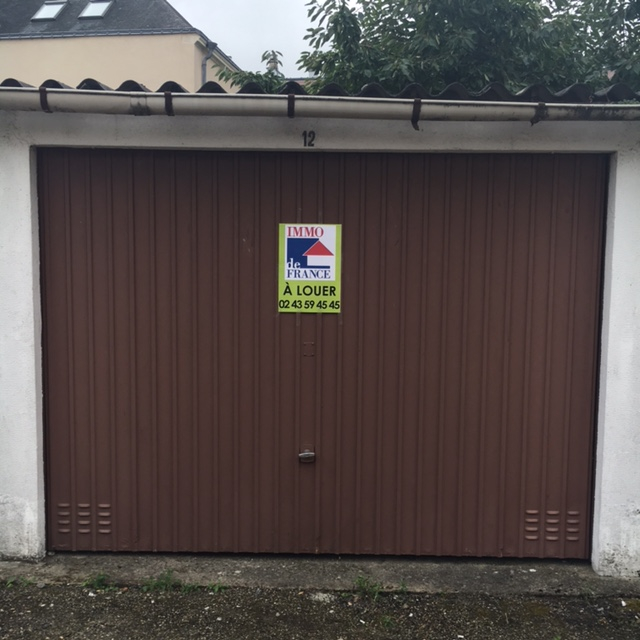 A LOUER LAVAL GARAGE DE 20m².