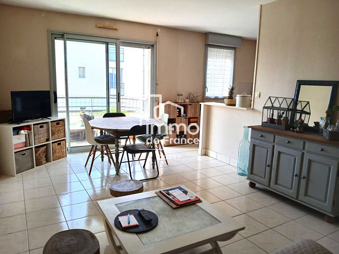 MONTREUIL JUIGNE : Copropriété récente  Appartement T2  avec parking et ascenseur