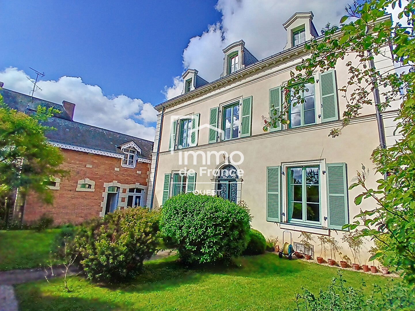 Photo Belle maison de caractère à Craon 170m2 et dépendances image 1/6