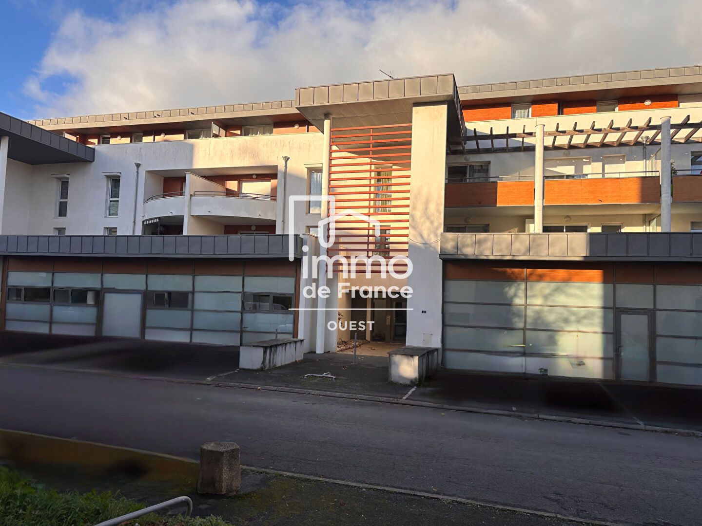 APPARTEMENT DANS RESIDENCE RECENTE AVEC TERRASSE SAINTE GEMMES SUR LOIRE