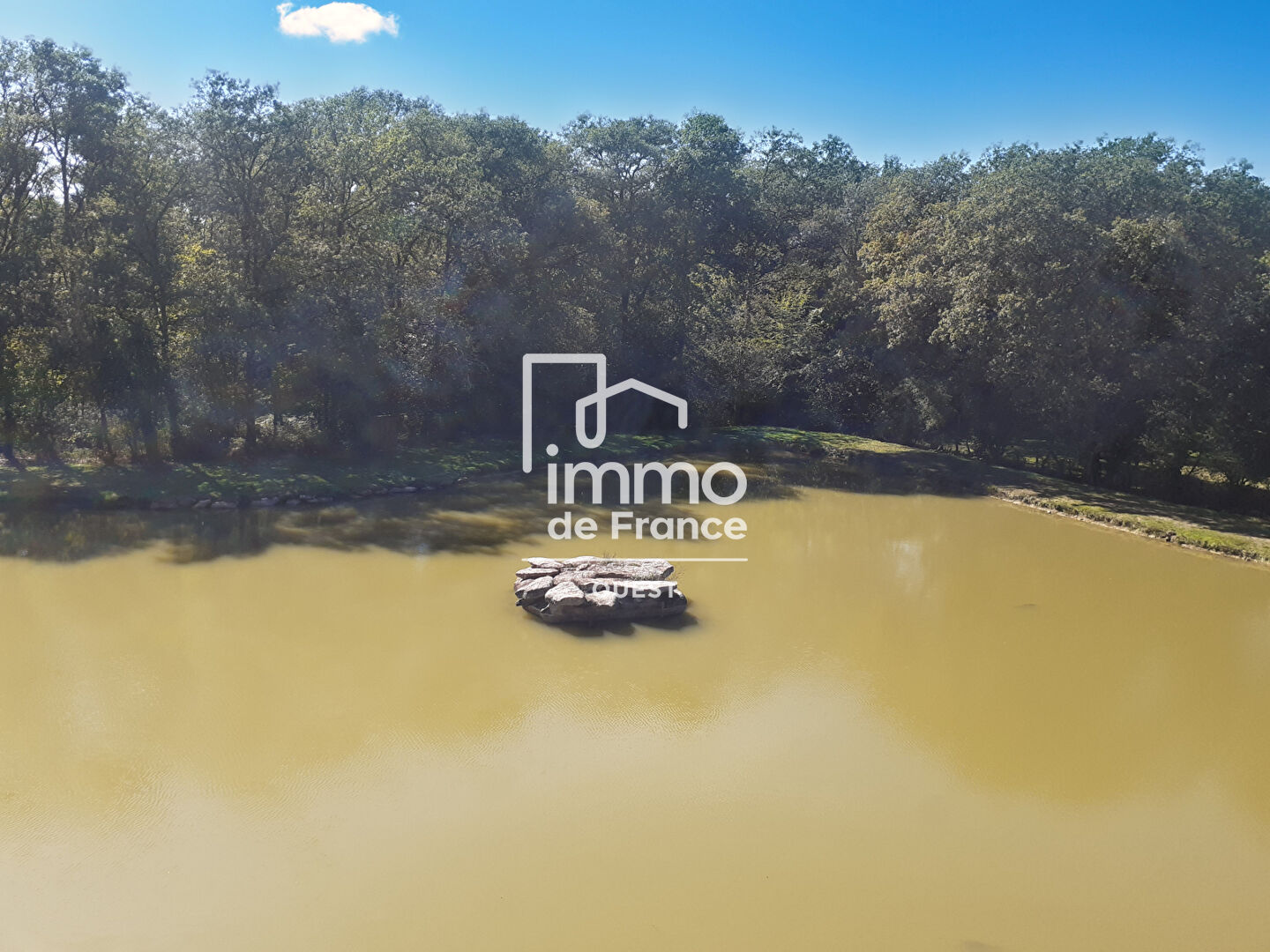 Photo Terrain de loisirs avec Etang - Mezangers image 3/5