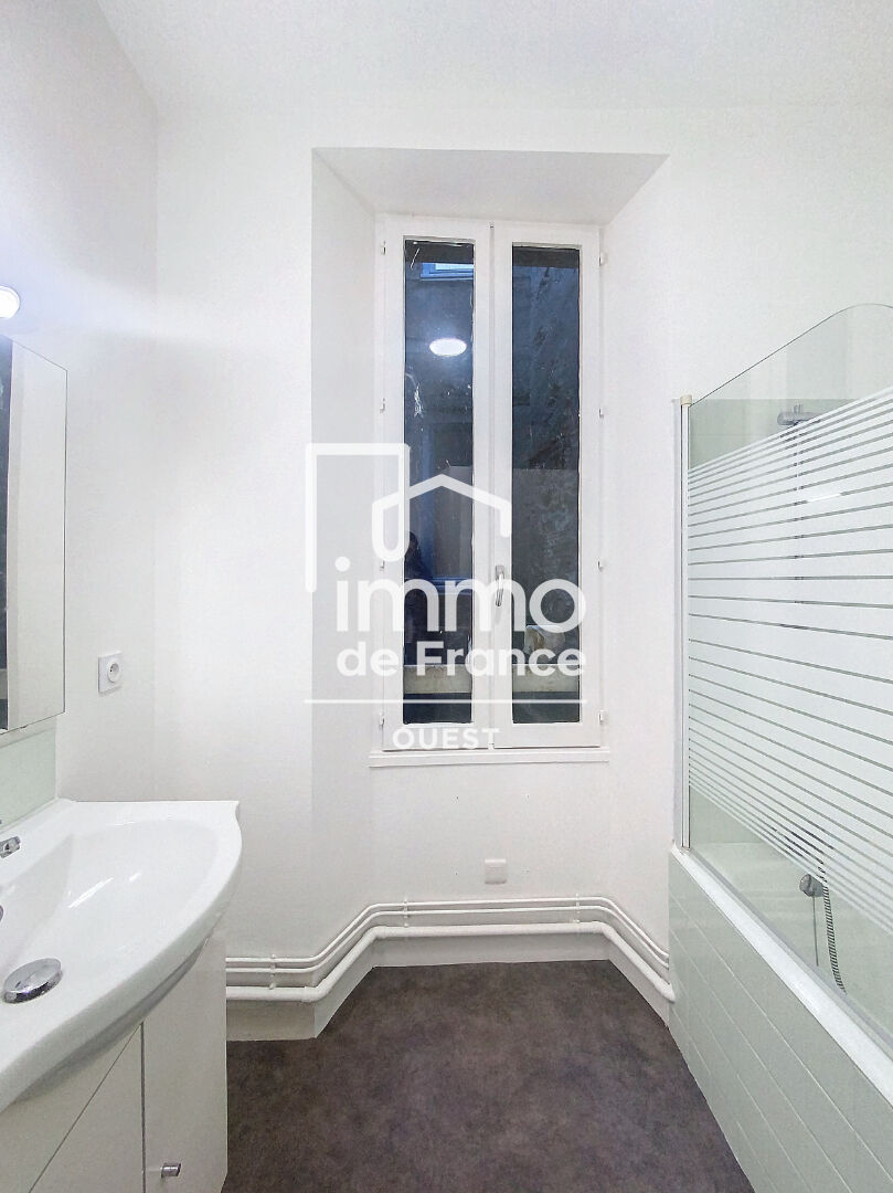 Photo A LOUER. Appartement Hyper centre-ville Laval 3 pièce(s) 45.40 m2. image 6/6