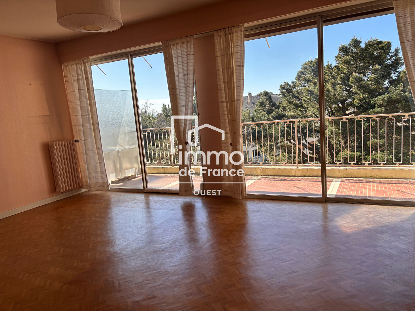 APPARTEMENT AVRILLE VUE SUR PARC