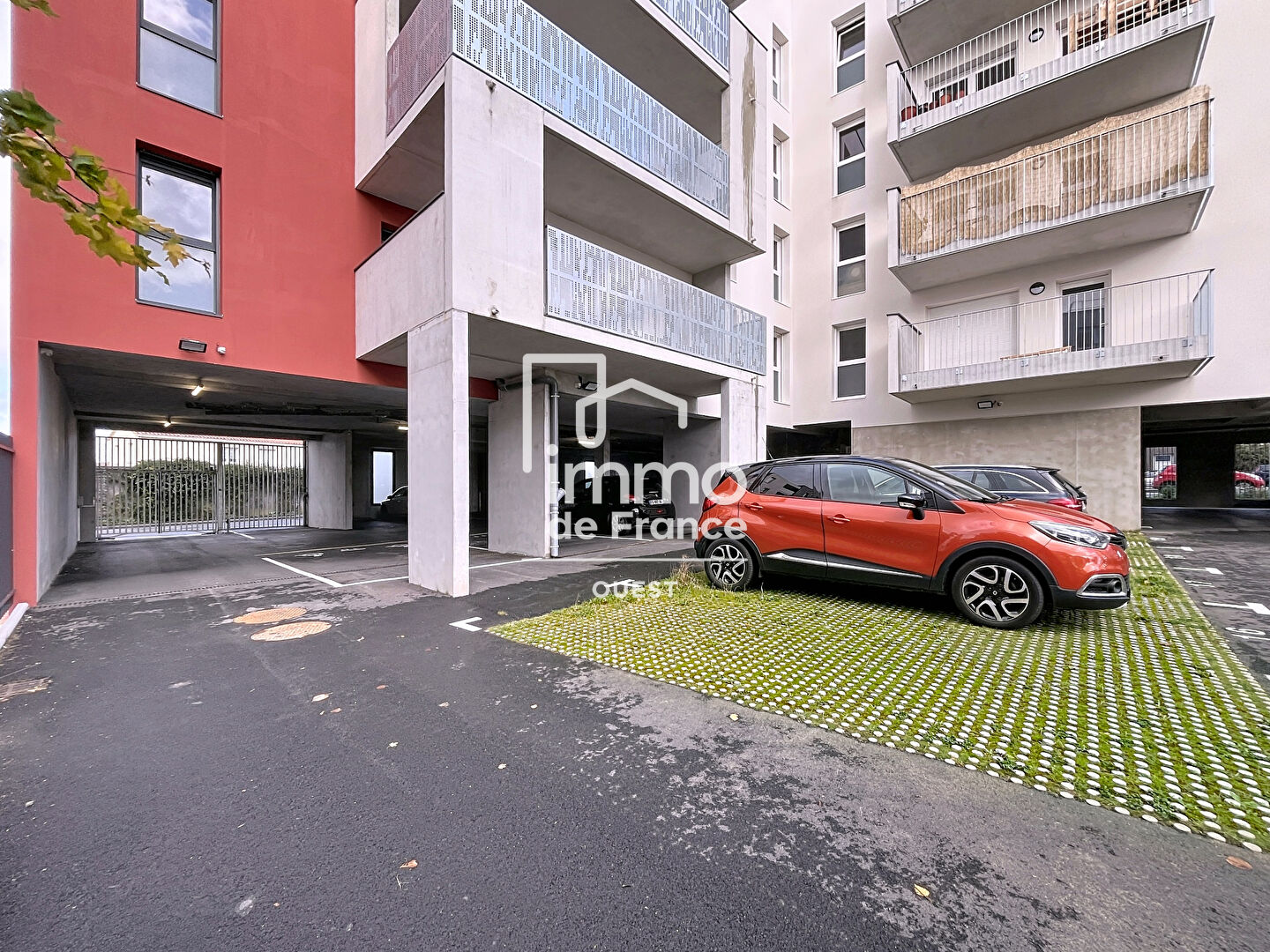 Photo Parking en résidence sécurisée image 2/3