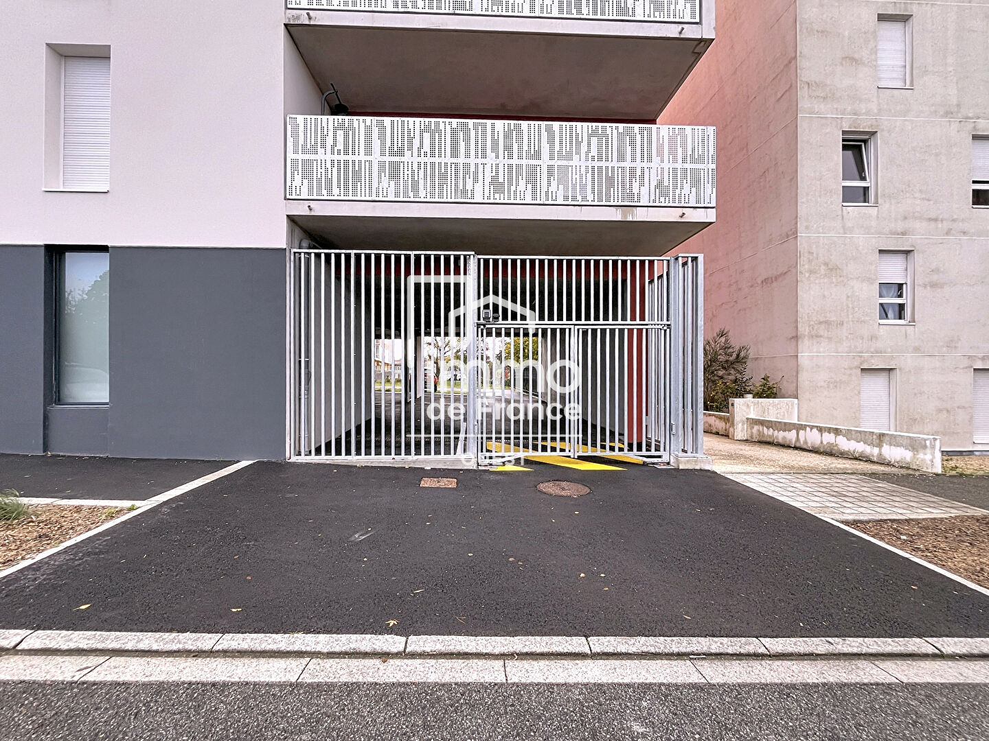 Photo Parking en résidence sécurisée image 3/3
