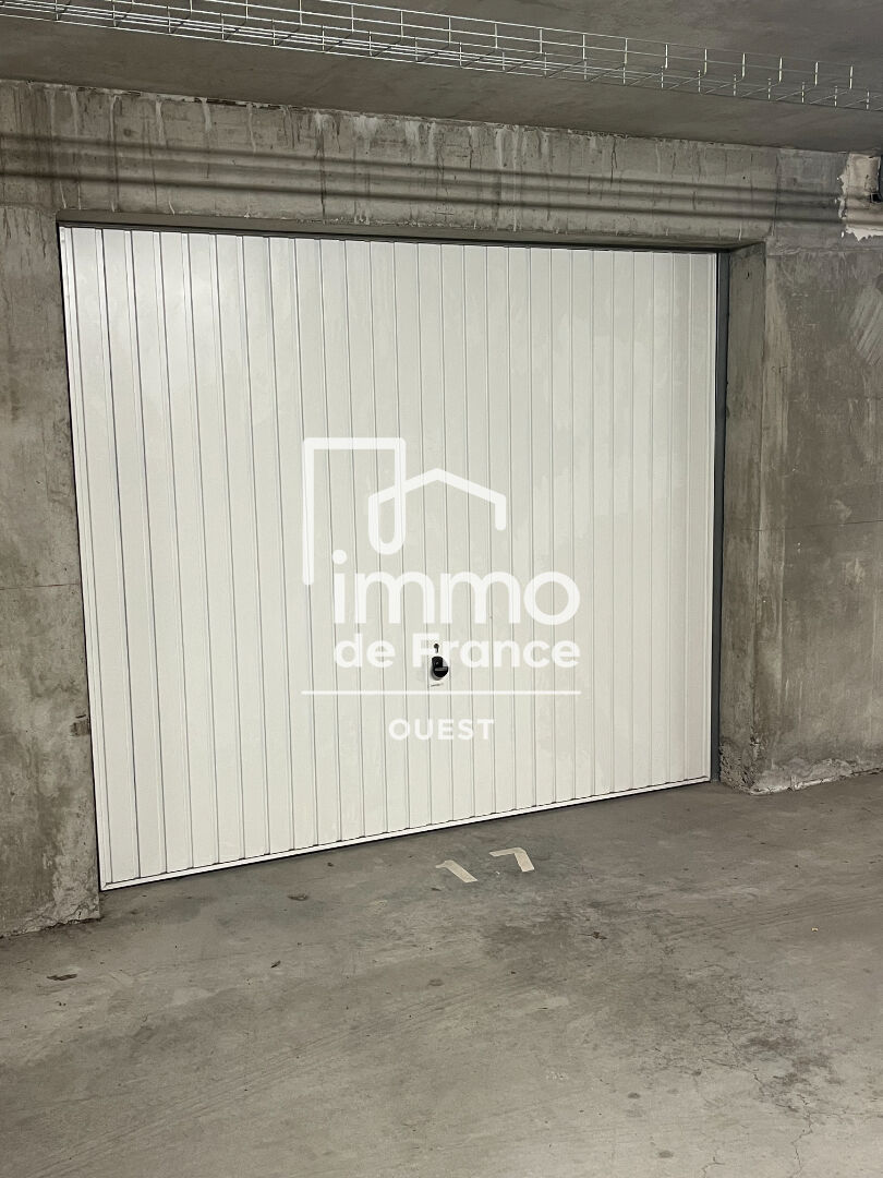 Photo Garage box fermé de 17 m² au sous sol  