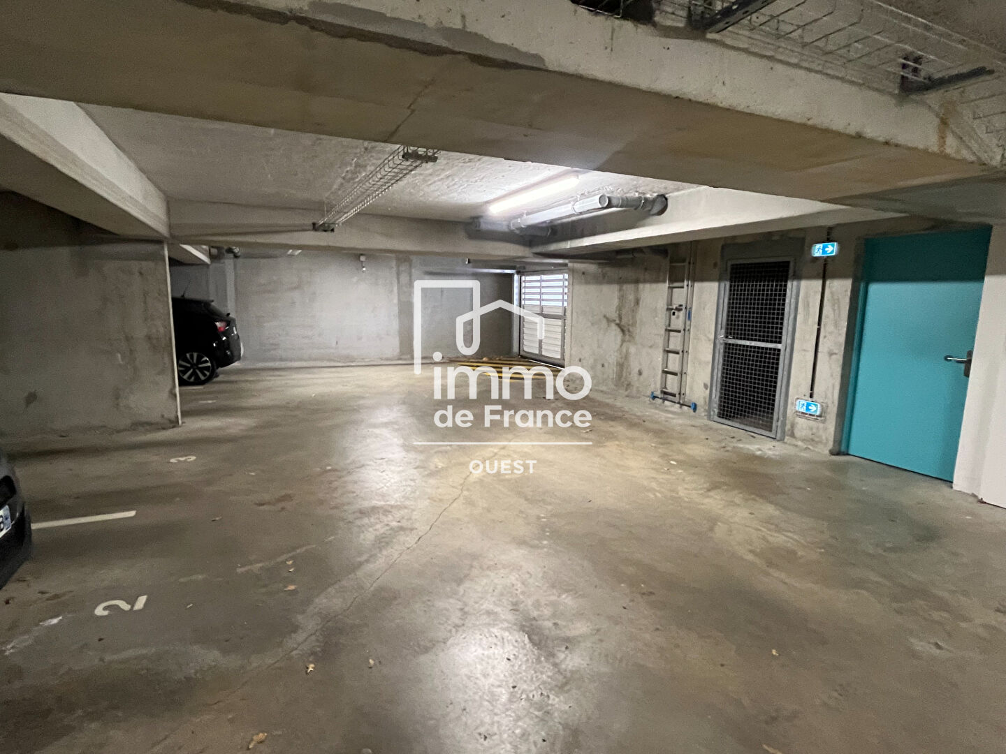 Photo Garage box fermé de 17 m² au sous sol  