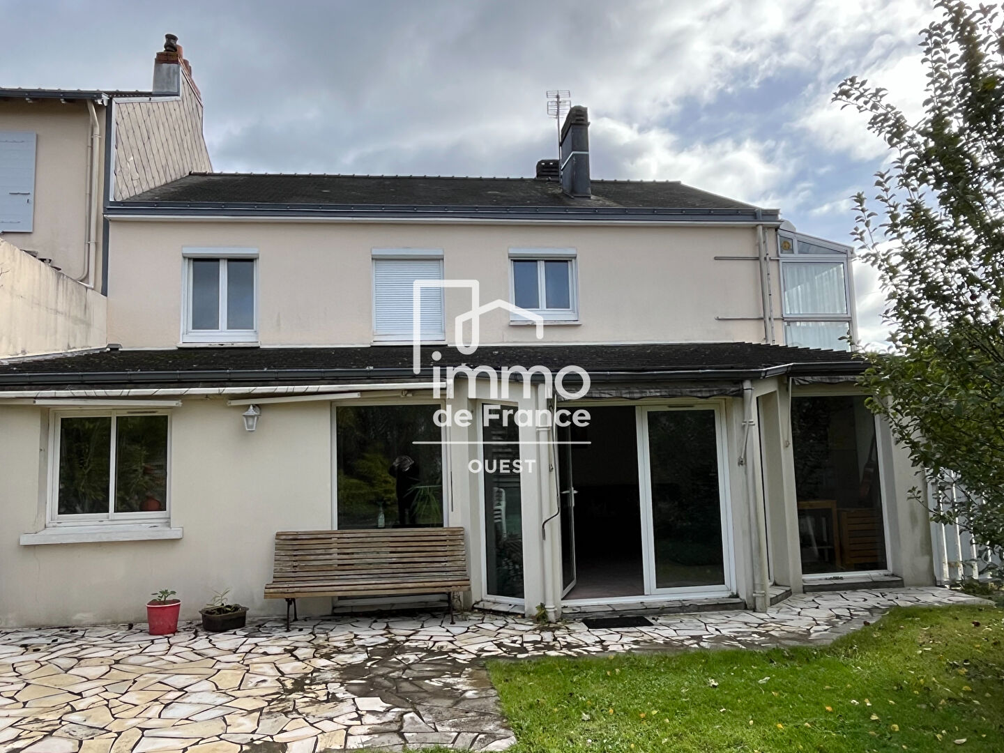 Maison Nantaise de 178 m²  ( Deux appartements ) sur terrain arboré de 991 m² , 2 Garages et studio indépendant de 32 m²? Idéale grande famille ou projet locatif Secteur La Colinière