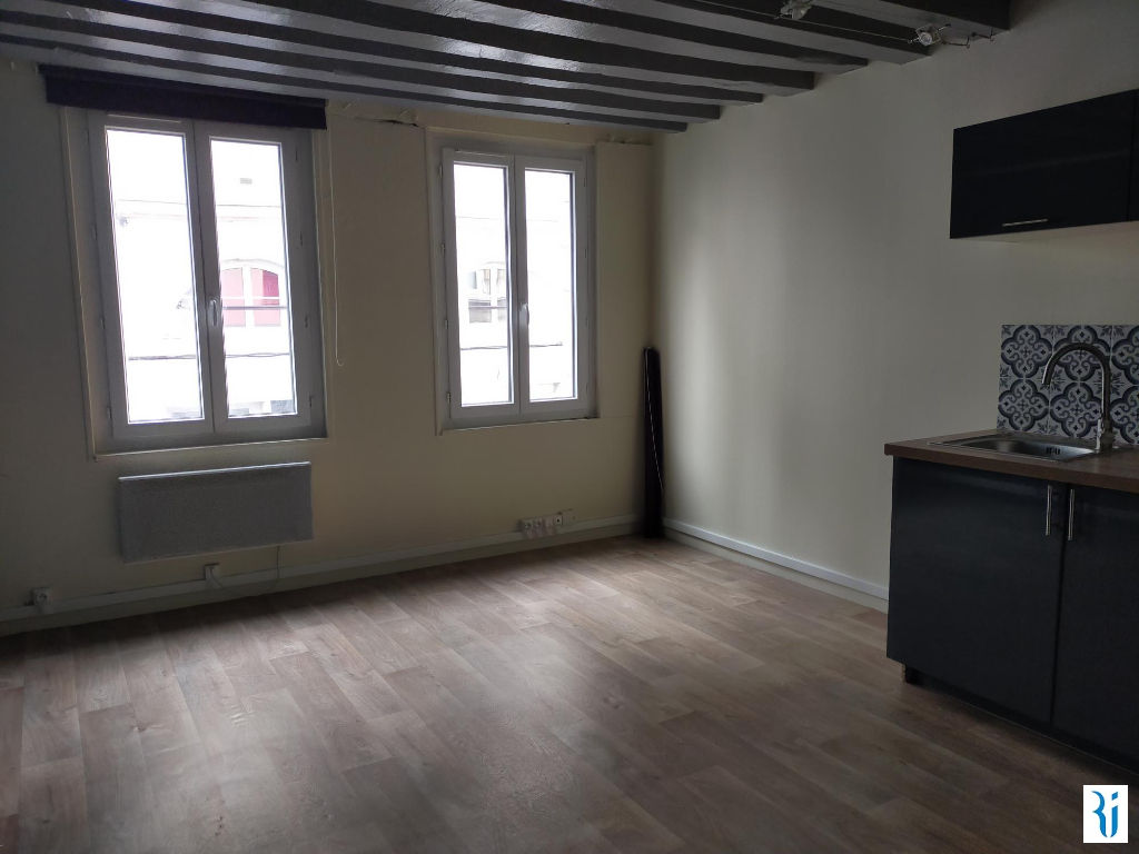 ENTRE LE THEATRE DES ARTS ET PROCHE DE LA SEINE / PLACE HENRI IV - F1 de 18,02 m²