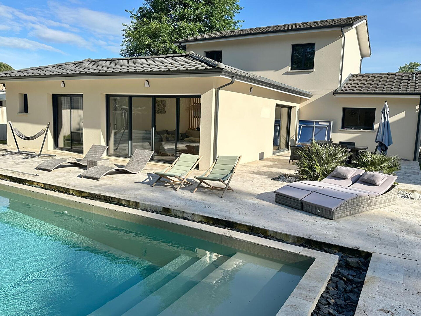 Photo Coup de coeur, contemporaine avec piscine et grand terrain ! image 2/6