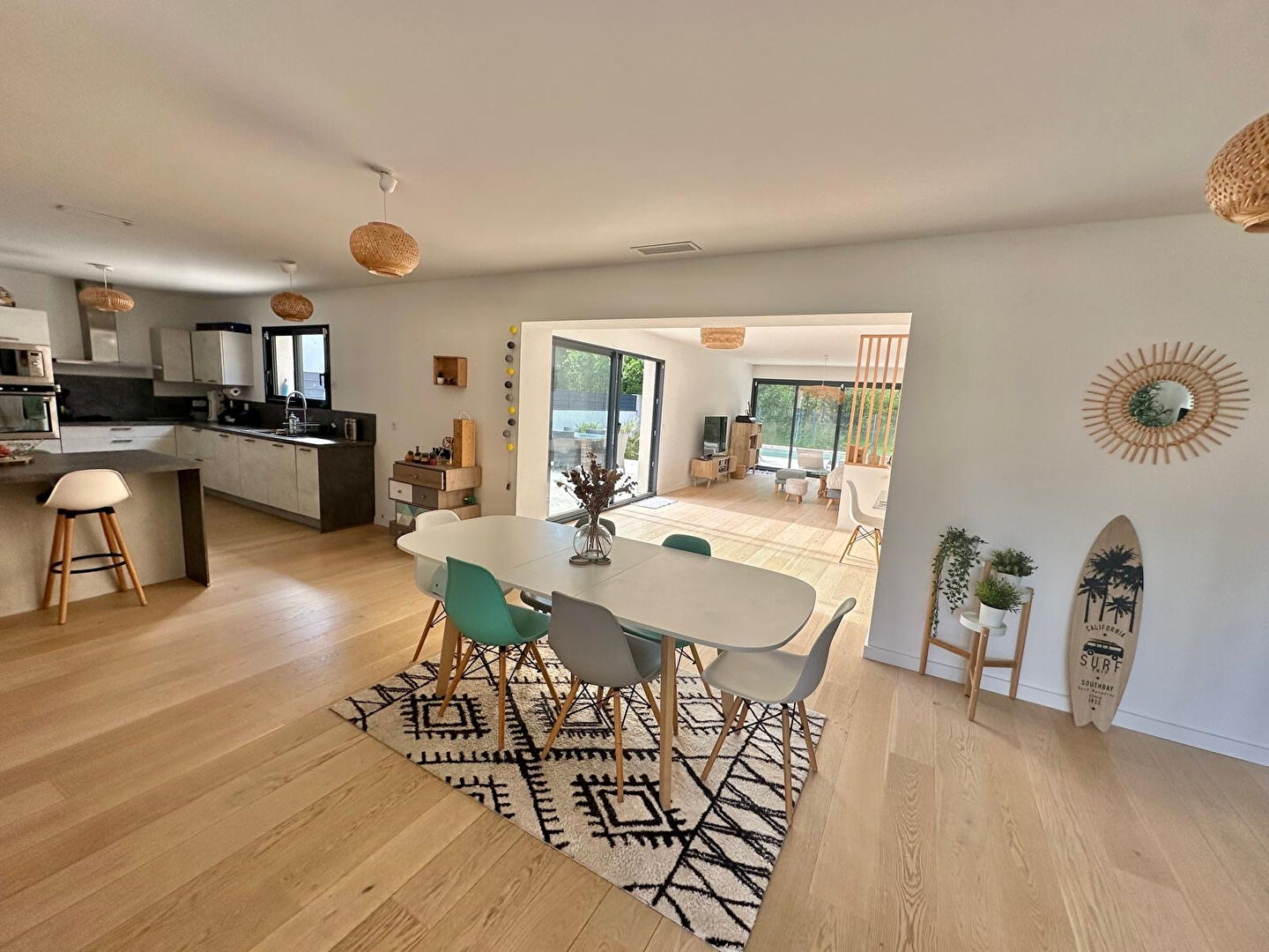 Photo Coup de coeur, contemporaine avec piscine et grand terrain ! image 3/6