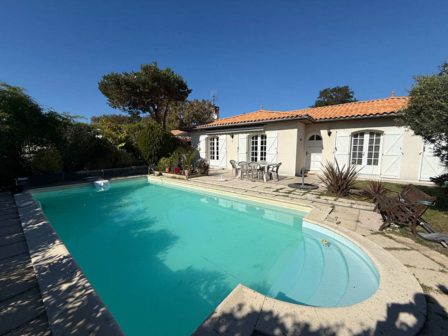 Photo Charmante maison familiale avec jardin paysagé et piscine, secteur privilégié ! image 2/6
