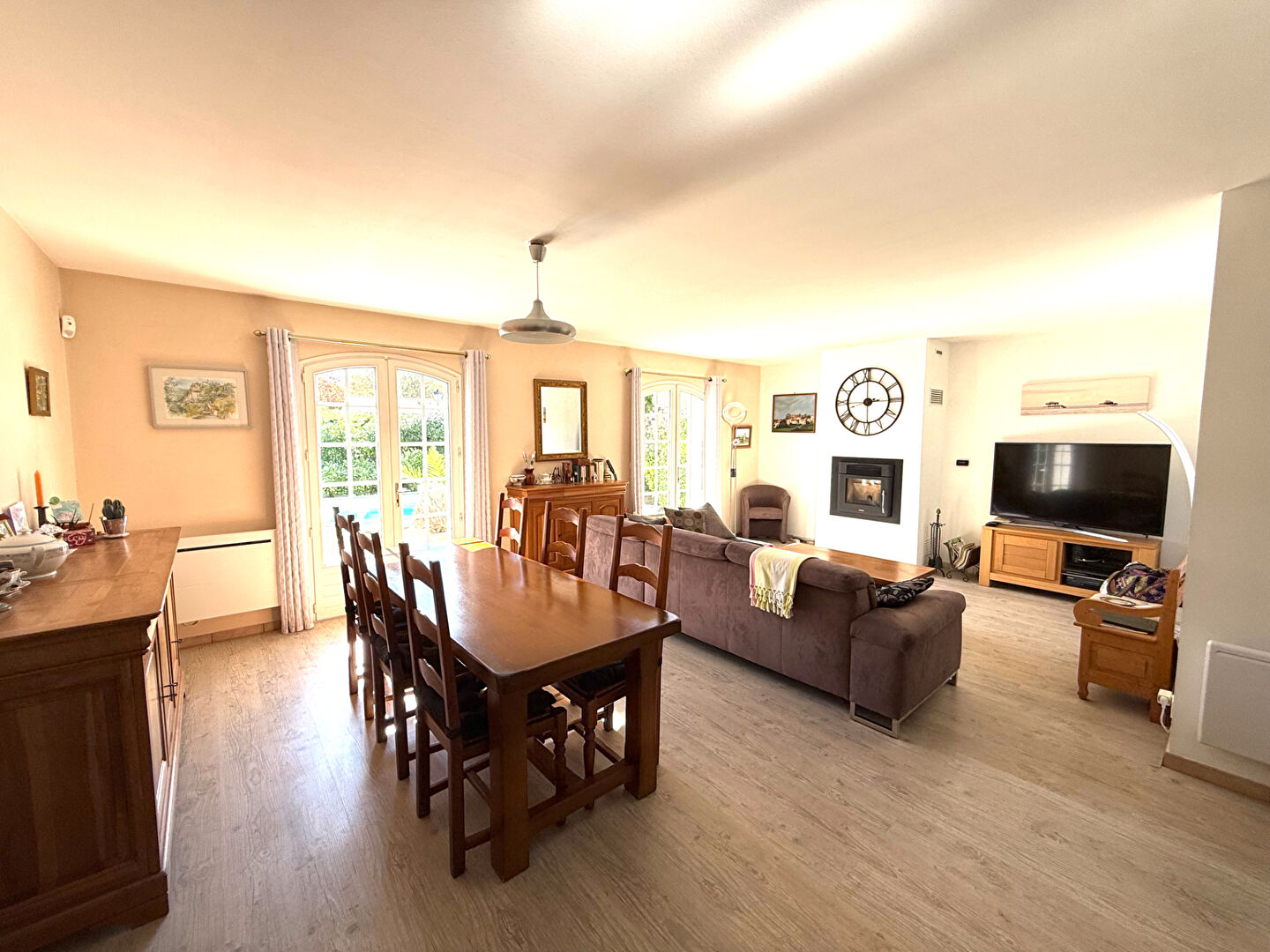 Photo Charmante maison familiale avec jardin paysagé et piscine, secteur privilégié ! image 3/6