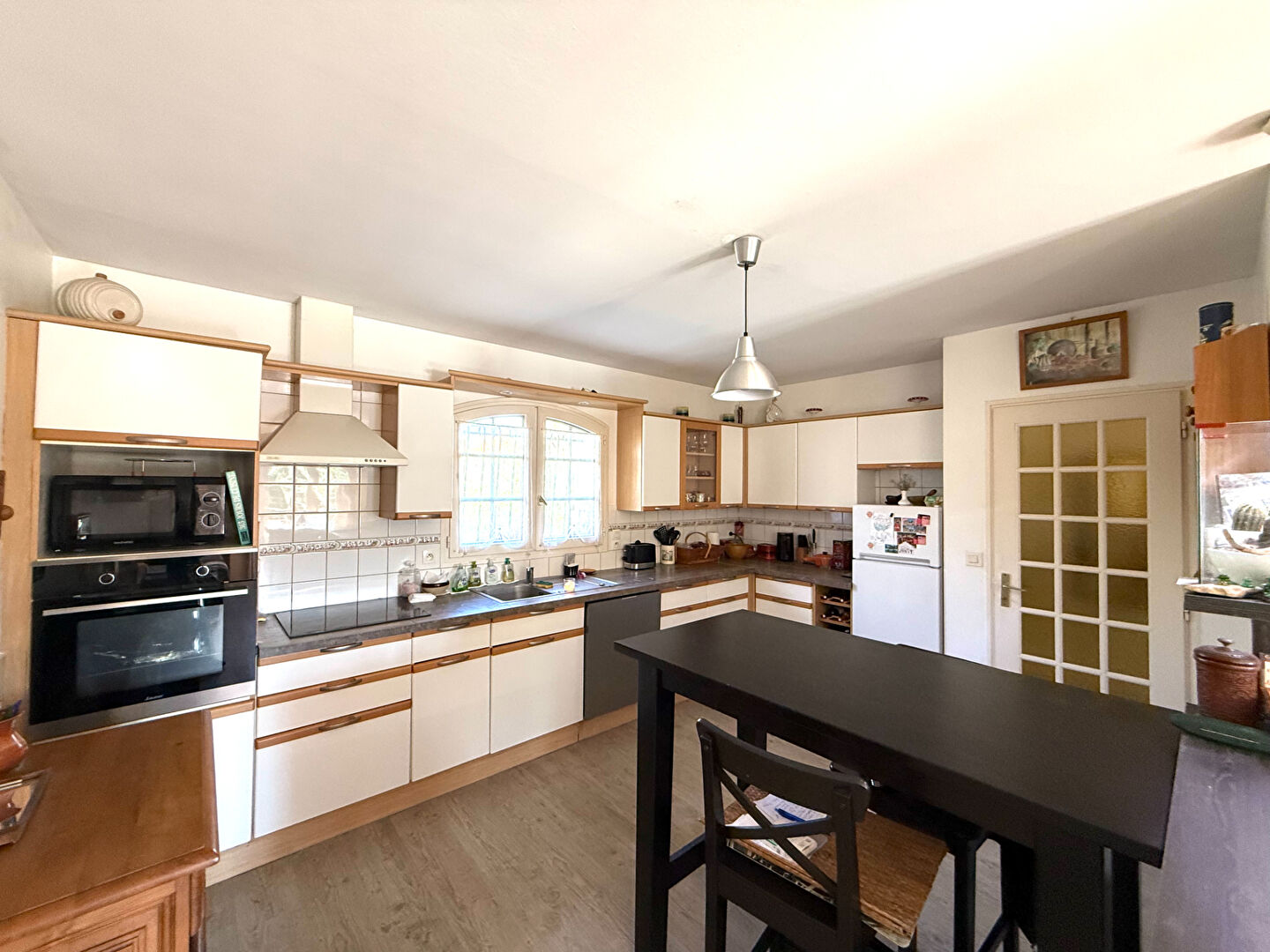 Photo Charmante maison familiale avec jardin paysagé et piscine, secteur privilégié ! image 4/6