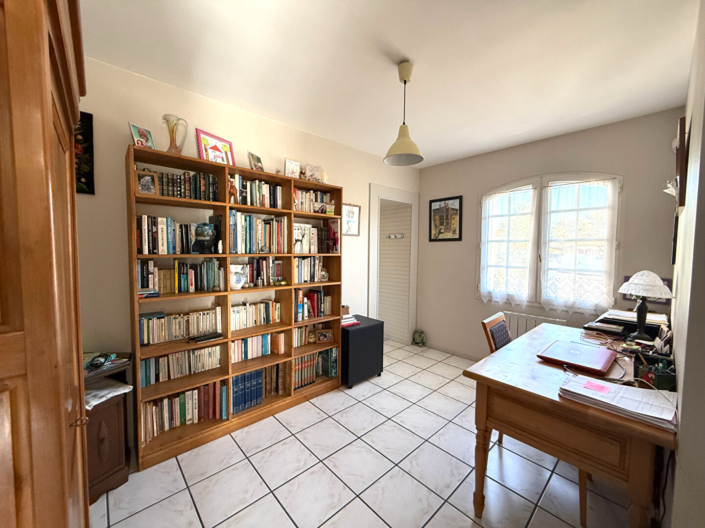 Photo Charmante maison familiale avec jardin paysagé et piscine, secteur privilégié ! image 5/6