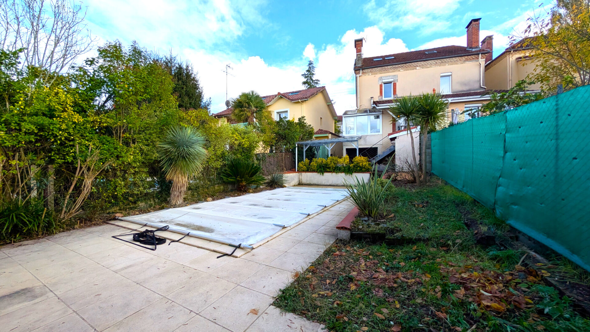 Maison de villa à fort potentiel avec piscine et garage