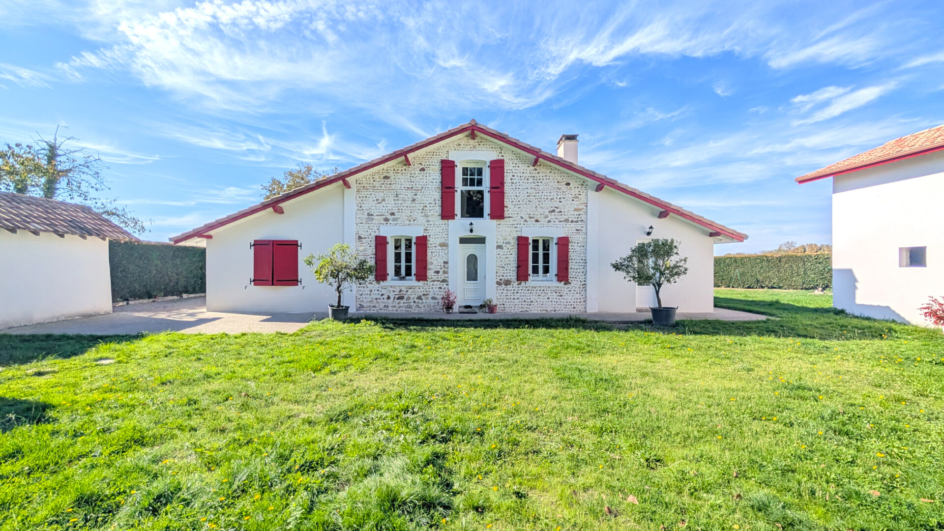 Maison 6 pièces sur plus d'1ha de terrain avec piscine et dépendances