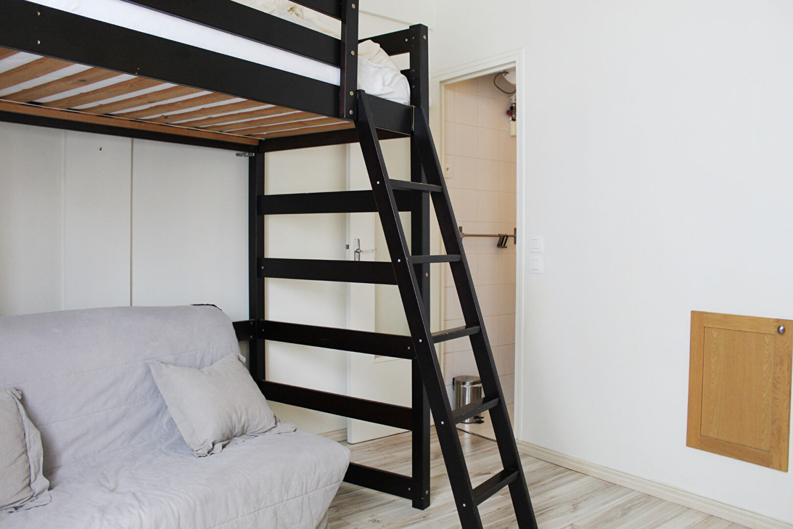 Photo PARIS 15ème entre les métros Boucicaut et Convention - Studio meublé de 15.13 m2 image 2/6