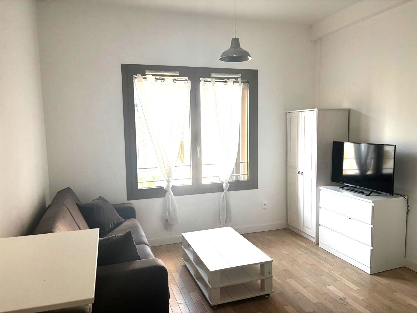 PARIS 19ème, Studio meublé 24m² en étage avec ascenseur.
