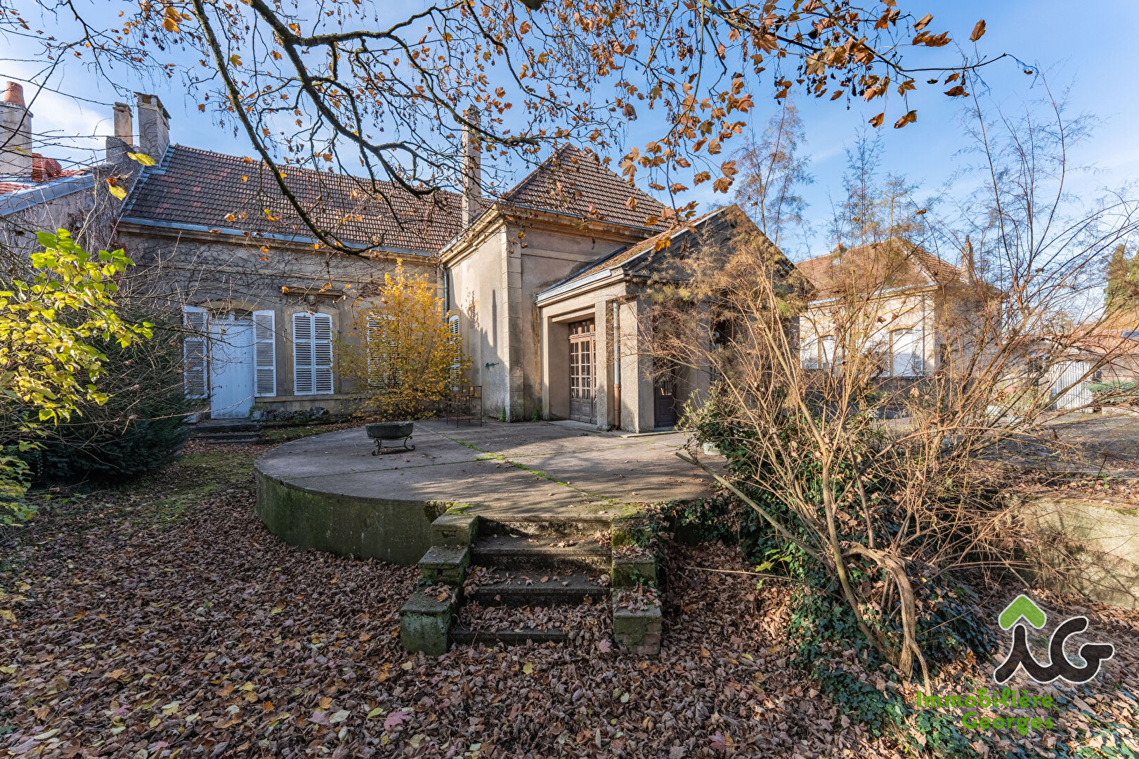 Photo JOUY AUX ARCHES Demeure à rénover de 427 m² sur un terrain clos de 24 ares image 1/6