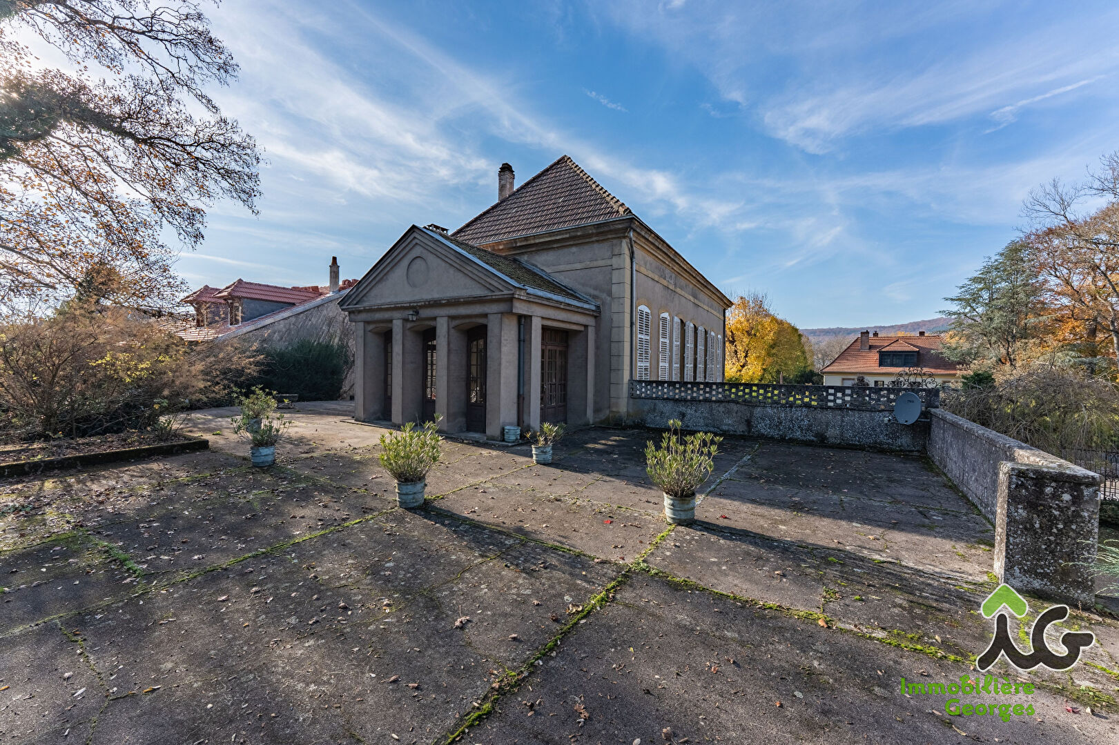 Photo JOUY AUX ARCHES Demeure à rénover de 427 m² sur un terrain clos de 24 ares image 2/6