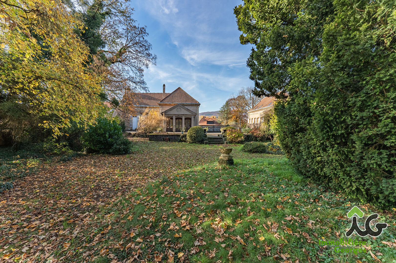 Photo JOUY AUX ARCHES Demeure à rénover de 427 m² sur un terrain clos de 24 ares image 3/6