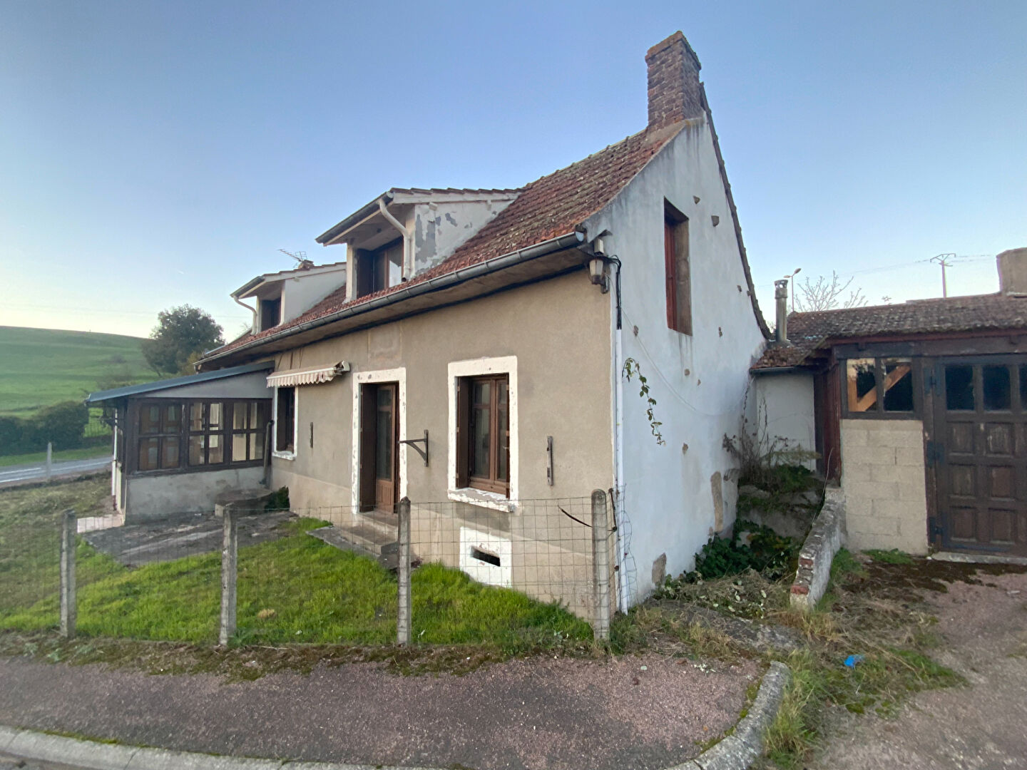 SAINT-FIRMIN - Maison à rénover de 107 m² + dépendance et garage (57 m²)