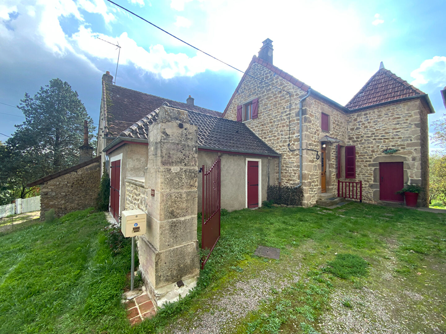 PERREUIL - Maison de village mitoyenne de 73 m² hab. (3 chambres) avec garage.
