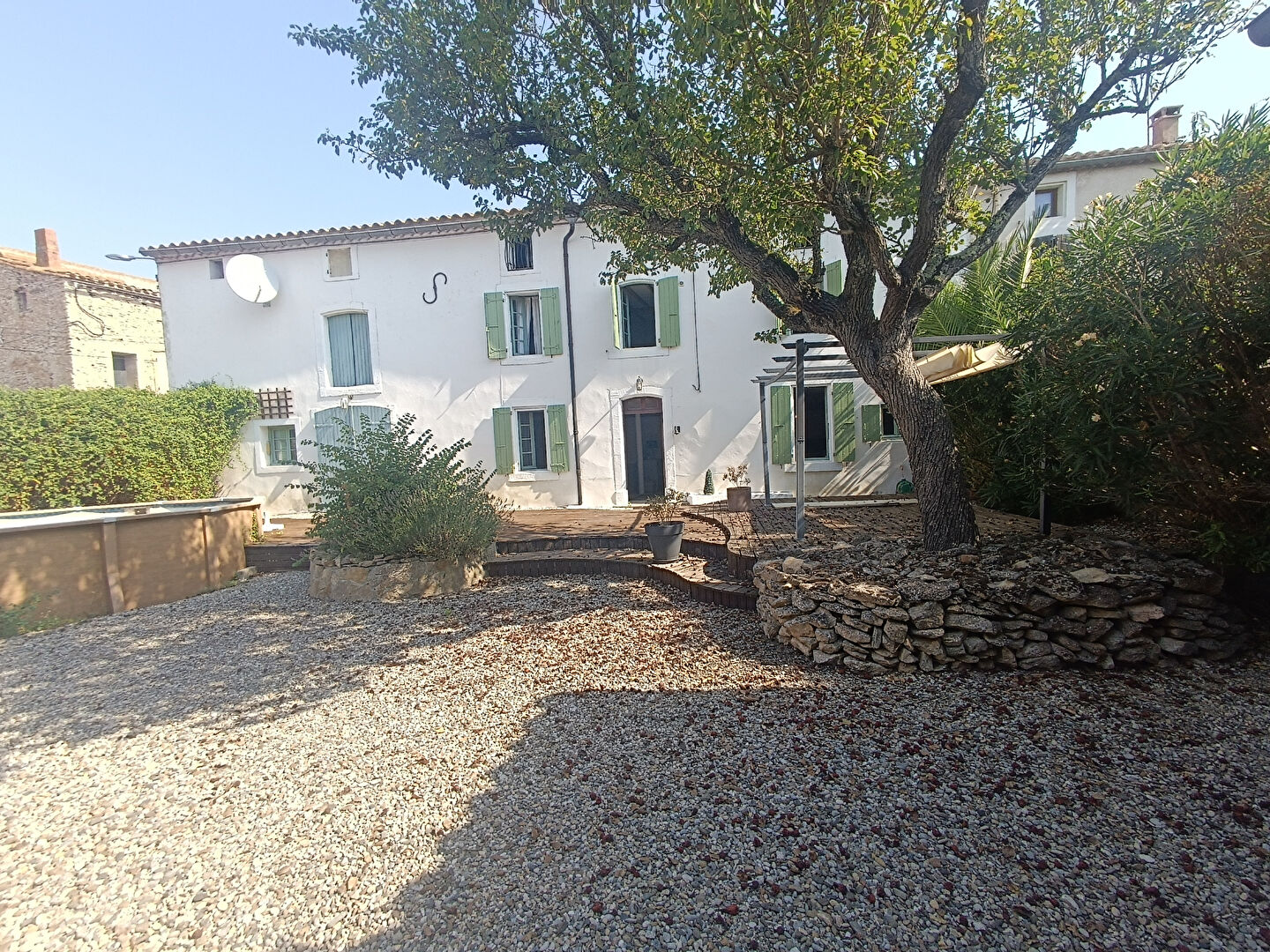 Maison rénovée avec jardin, piscine et dépendances
