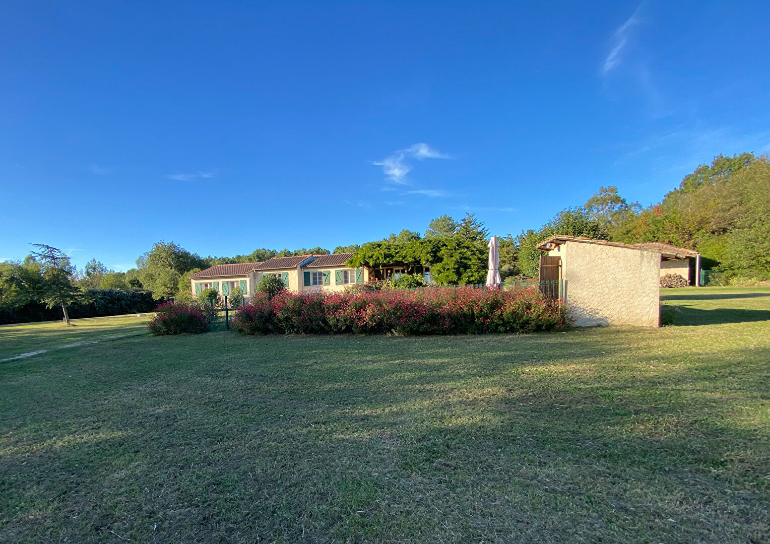 Maison de campagne de plain-pied, sur 3,7 ha avec grandes dépendances, piscine