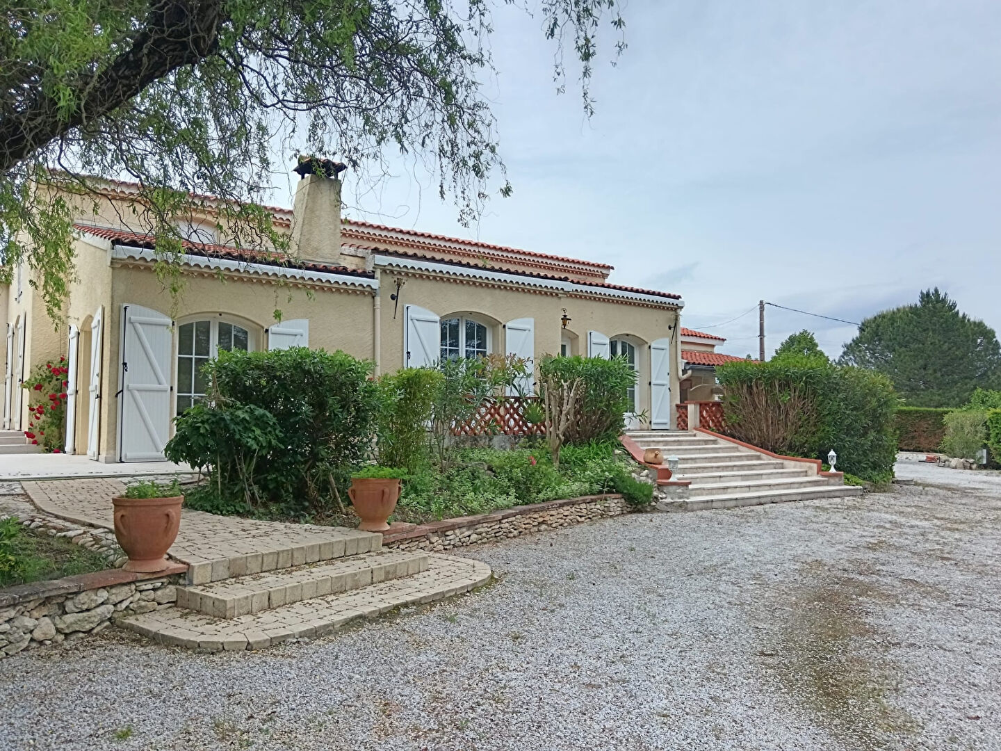 RABASTENS Belle villa de plain pied avec dépendance, piscine et parc arboré de 2900m²