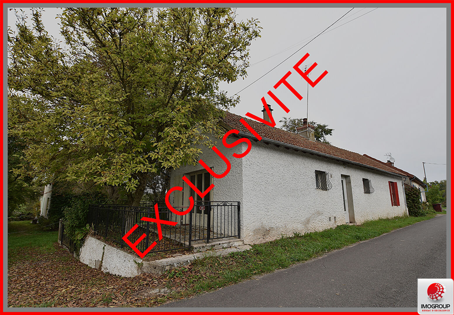 cette maison à rénover entièrement, offrant de belles possibilités d'aménagement et de personnalisation :