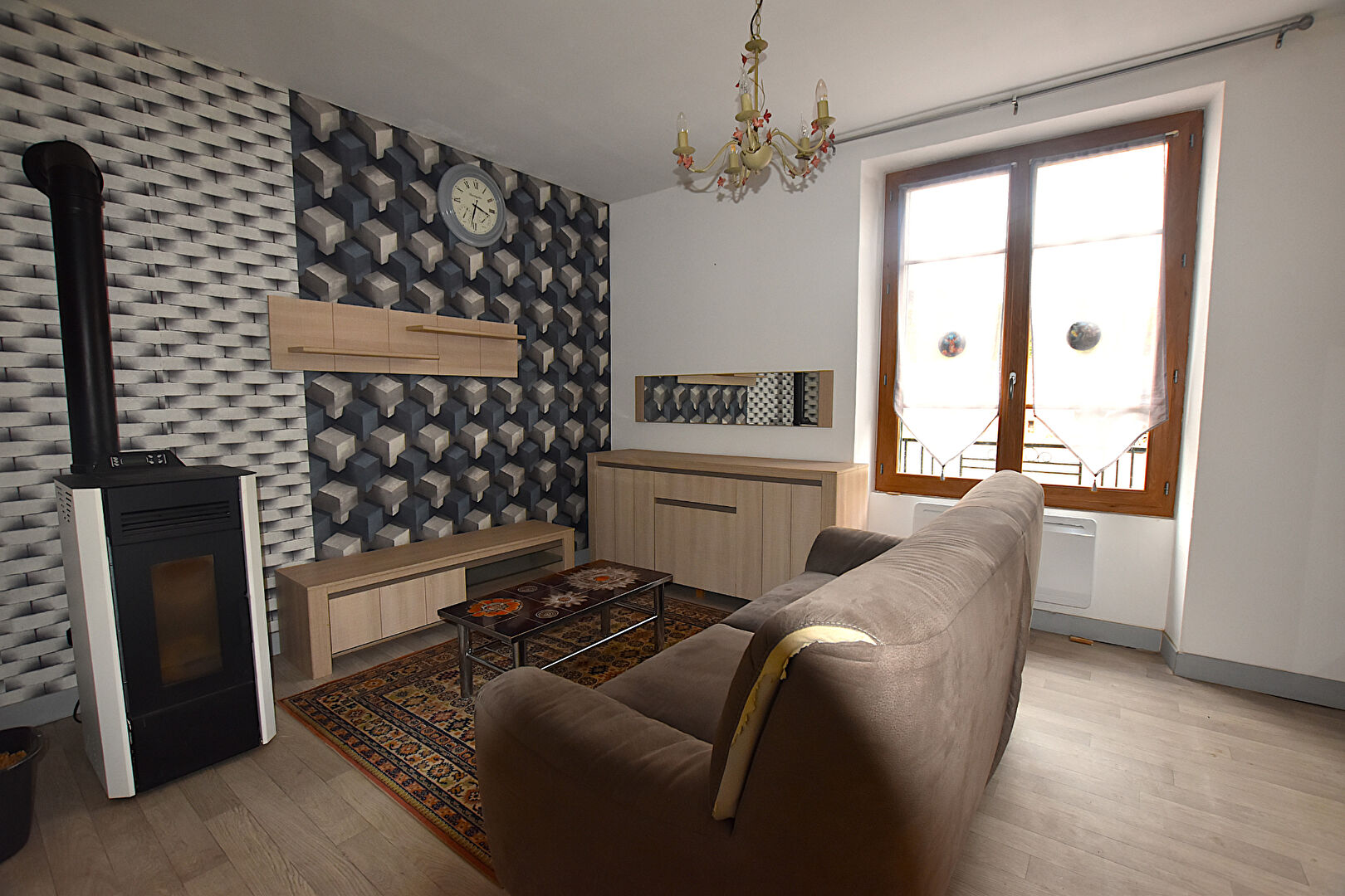 Photo À Montaiguët-en-Forez, agréable maison de village avec  dépendance et un terrain arboré. image 2/6