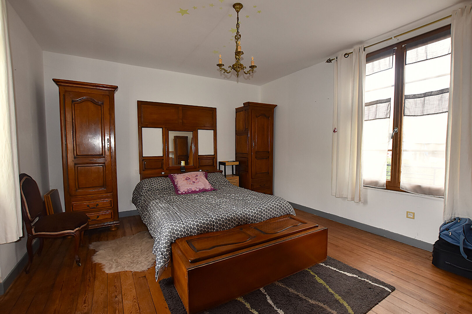 Photo À Montaiguët-en-Forez, agréable maison de village avec  dépendance et un terrain arboré. image 5/6