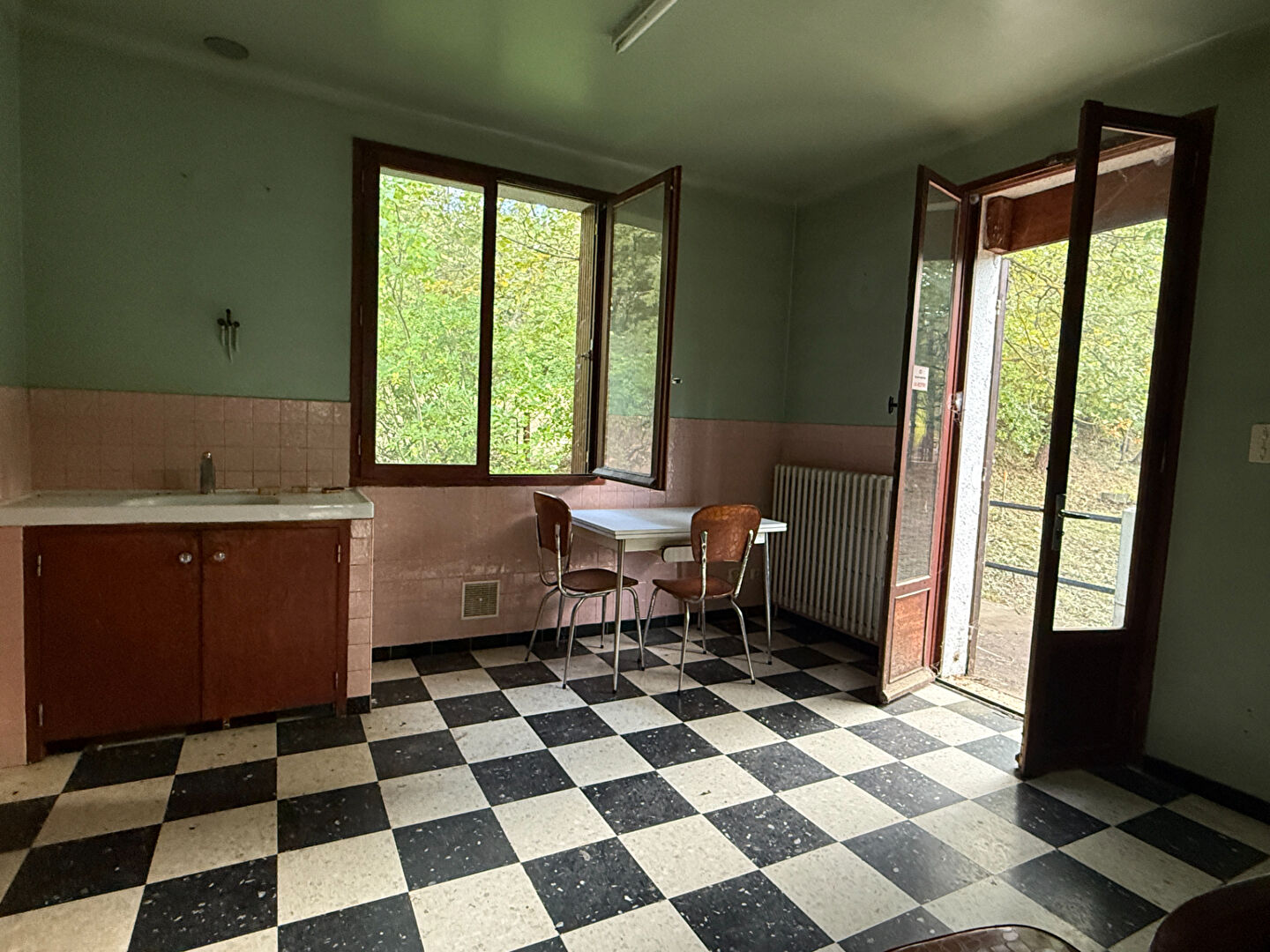 Photo Maison  à rénover  4 chambres 113 m2 sur 1777 m2 image 2/6