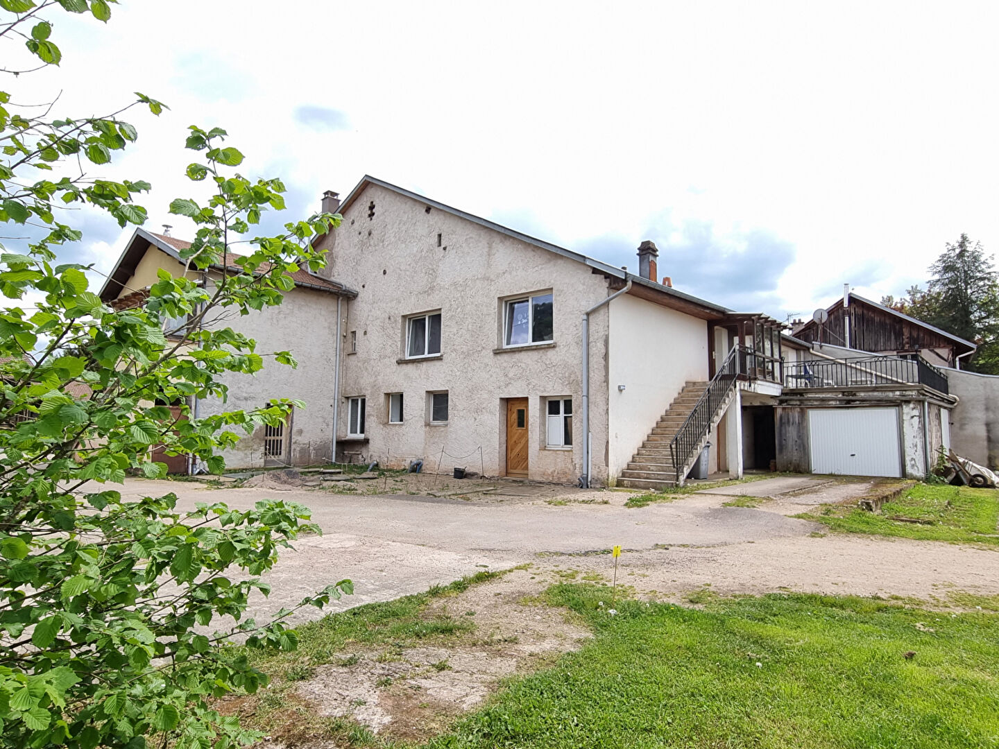 Photo Immeuble de rapport composé de 3 logements avec dépendances et terrain attenant image 2/6