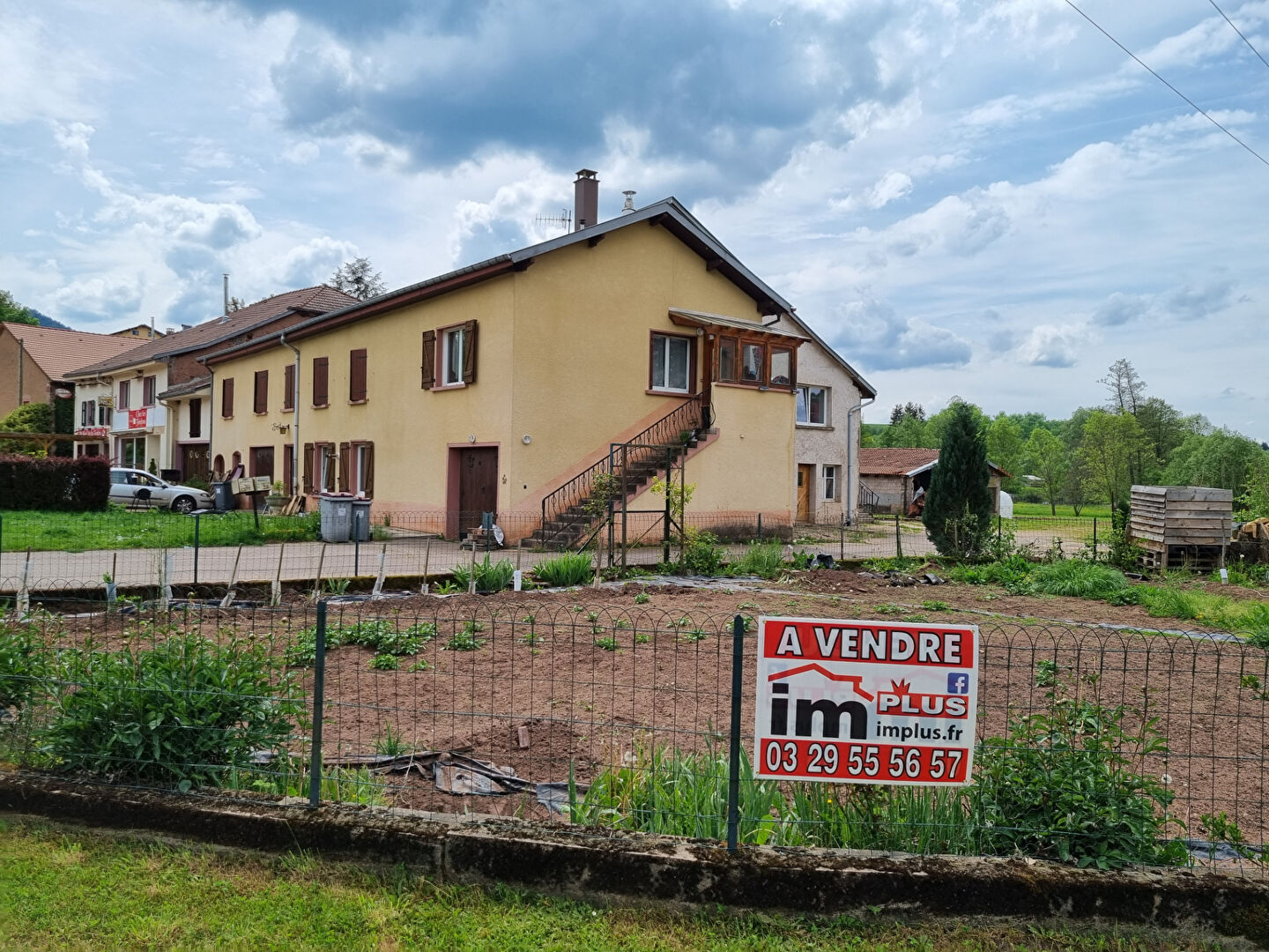 Photo Immeuble de rapport composé de 3 logements avec dépendances et terrain attenant image 4/6