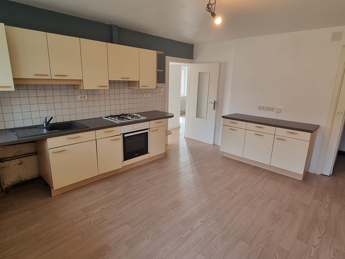 Photo Immeuble de rapport composé de 3 logements avec dépendances et terrain attenant image 5/6