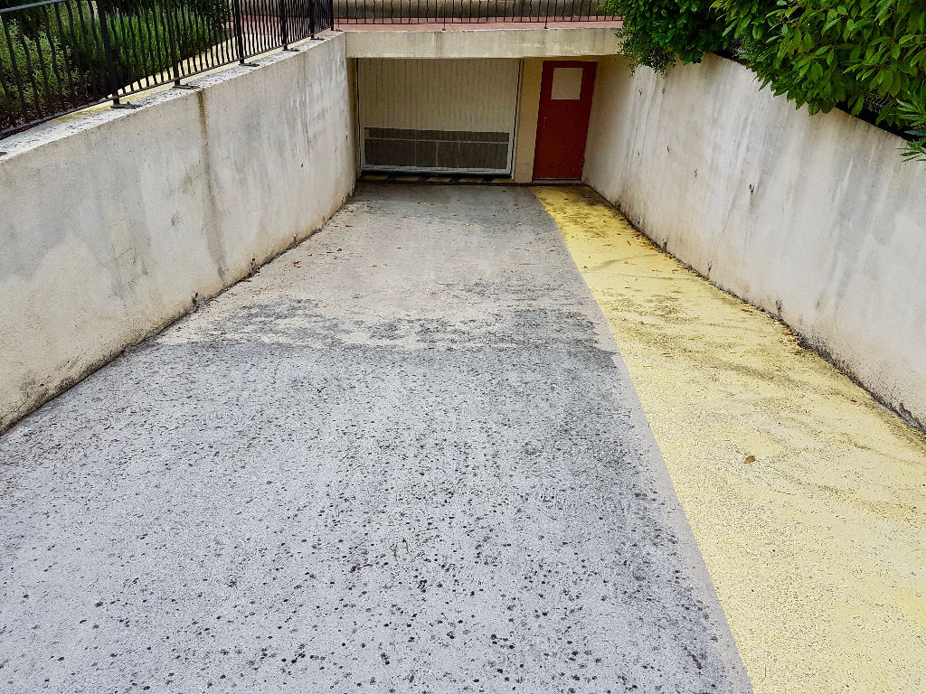 Photo Garage (Box) Saint-Clément de Rivière image 3/4