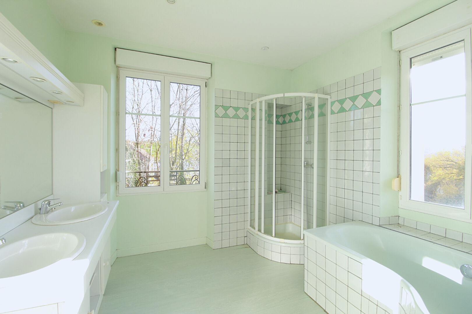 Photo Maison Larnod 7 pièce(s) 216.21 m2 image 6/6