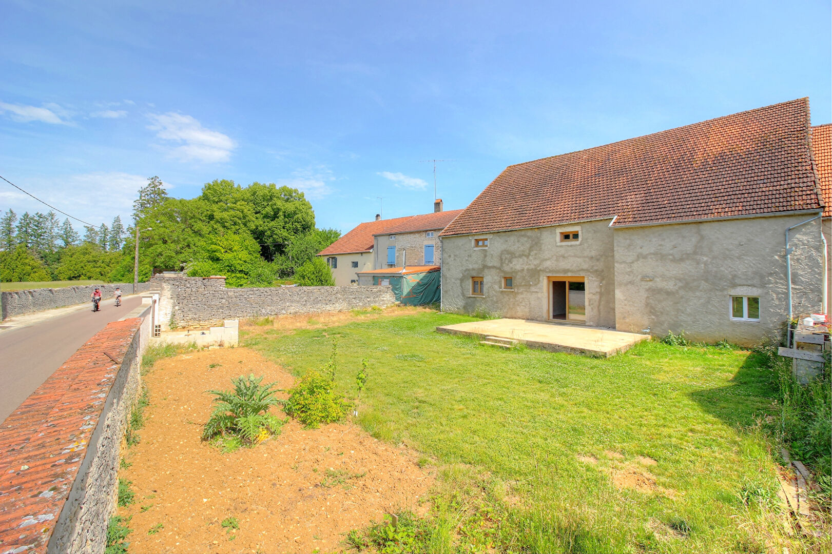 Fontaine Française - Maison T7 avec Jardin et dépendances