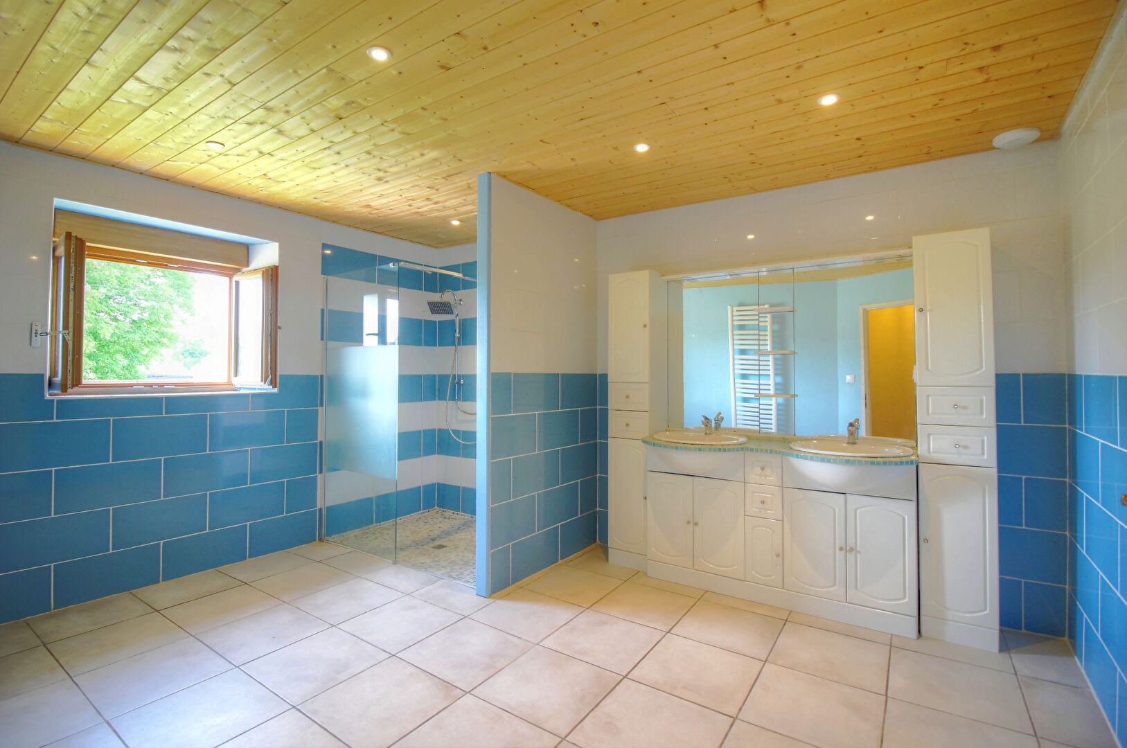 Photo Fontaine Française - Maison T7 avec Jardin et dépendances image 6/6