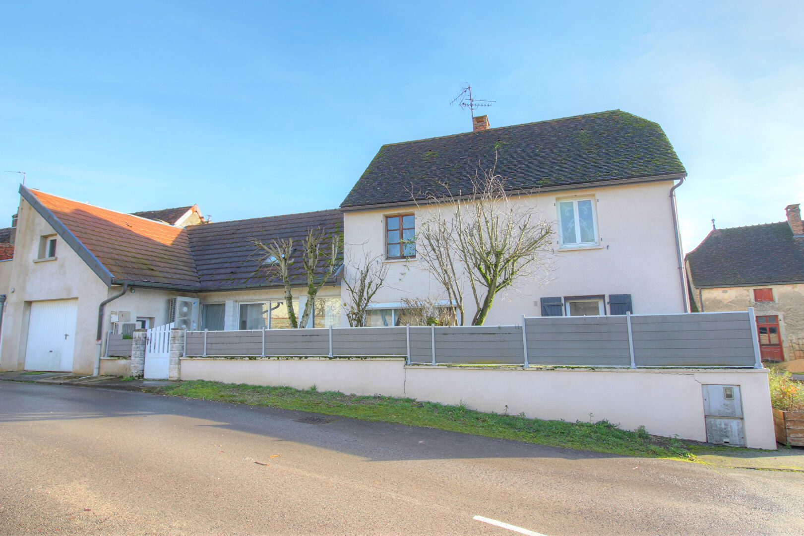Viévigne - Maison de village T8 avec garage et petit jardin