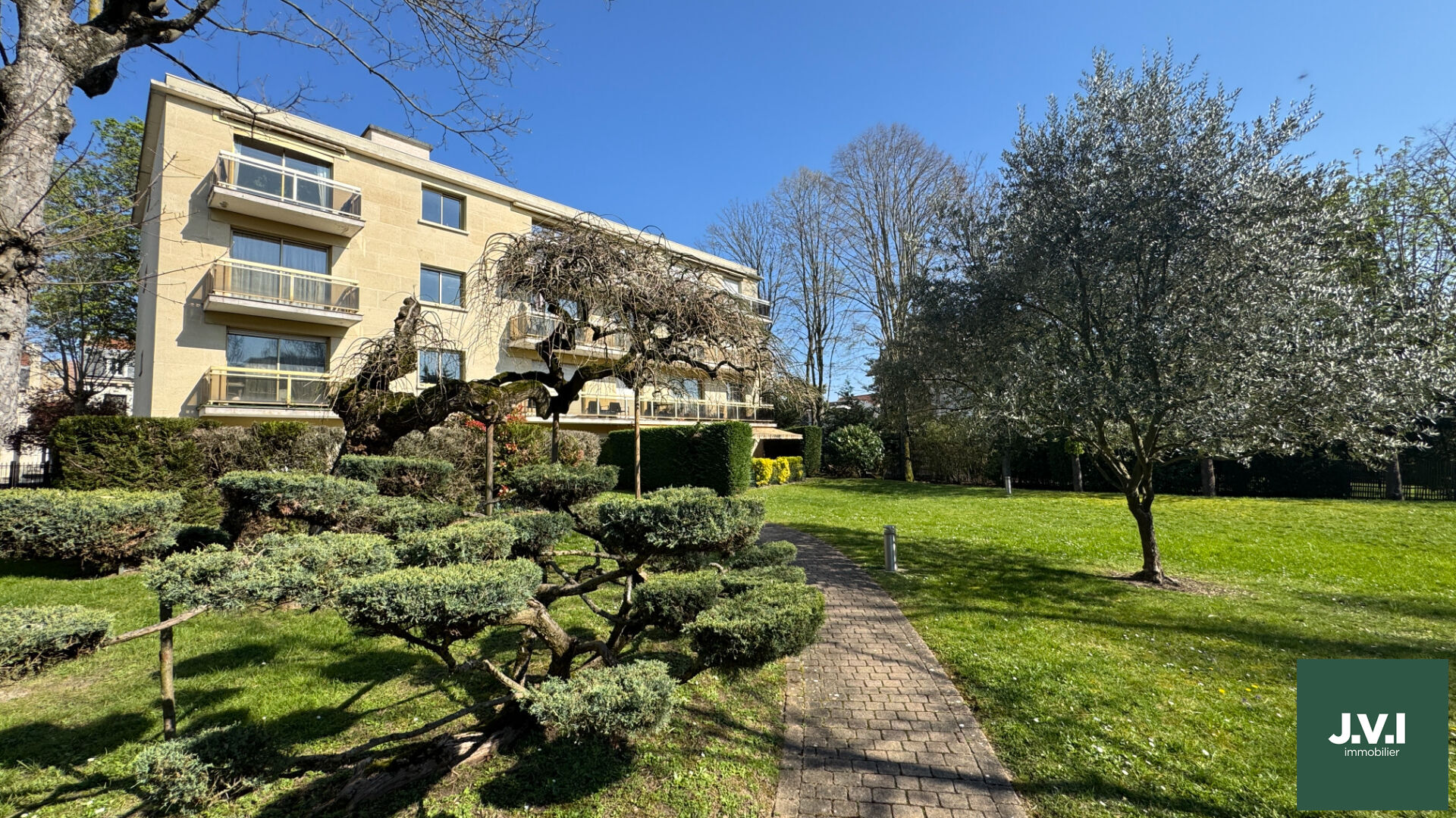 Agence immobilière de 
 J.V.I. - JVI Enghien-les-Bains 
