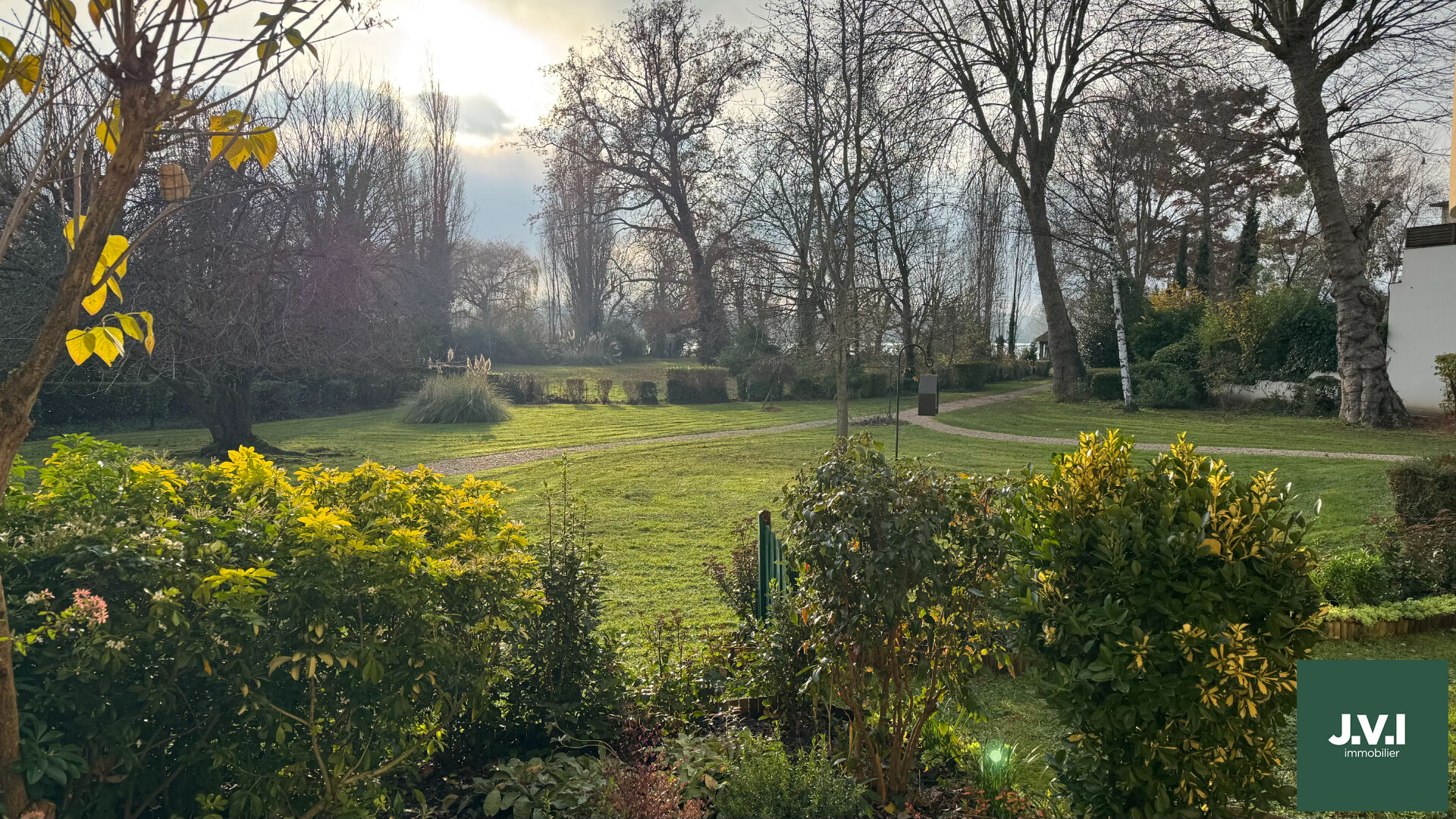 Agence immobilière de 
 J.V.I. - JVI Enghien-les-Bains 
