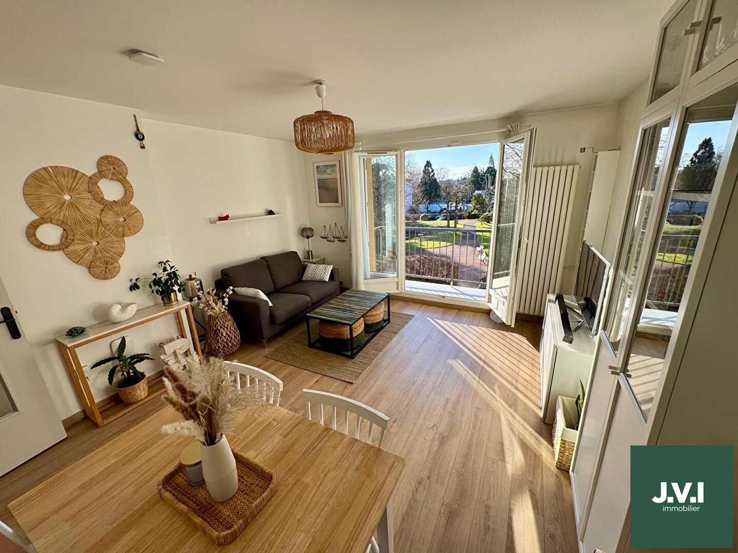 Agence immobilière de 
 J.V.I. - JVI Enghien-les-Bains 
